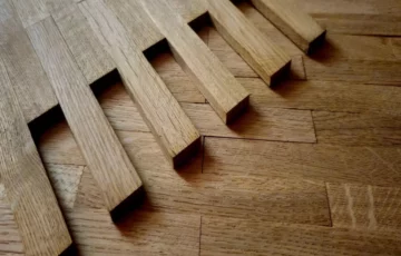 Wykonane w całości z jednego kawałka drewna — trwałe, naturalne i szlachetne. To klasyka, która z wiekiem zyskuje charakter, a dzięki możliwości renowacji może służyć przez pokolenia.