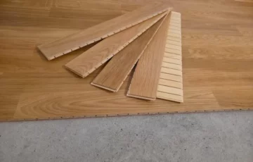 Nowoczesna konstrukcja z kilku warstw drewna gwarantuje stabilność i odporność na zmiany temperatury. Gotowe do użytku zaraz po montażu — idealne do wnętrz z ogrzewaniem podłogowym.