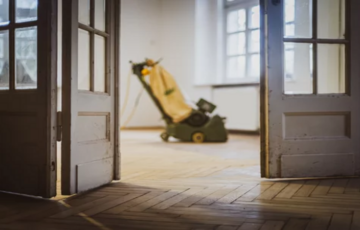 Przywracamy naturalne piękno i blask starych podłóg. Szlifowanie, lakierowanie, olejowanie i naprawy – kompleksowo i precyzyjnie.