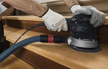 Odświeżamy i odnawiamy schody drewniane, przywracając im elegancki wygląd i bezpieczeństwo użytkowania.